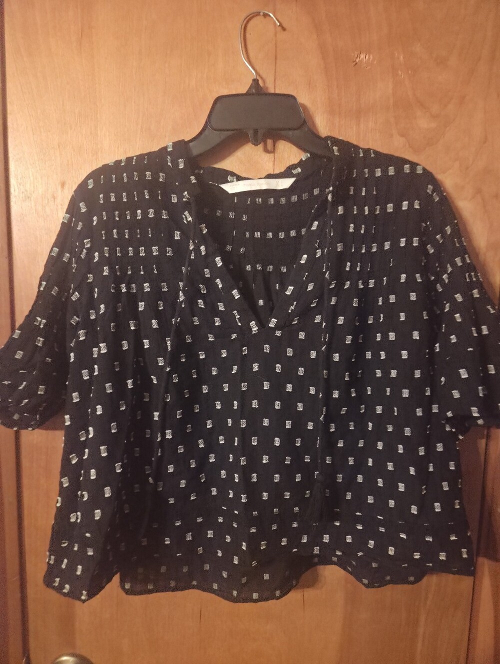 ZARA NWOT Womens Flowy Cropped  Shirt In Navy  V-Neck Top with White Dot Pattern